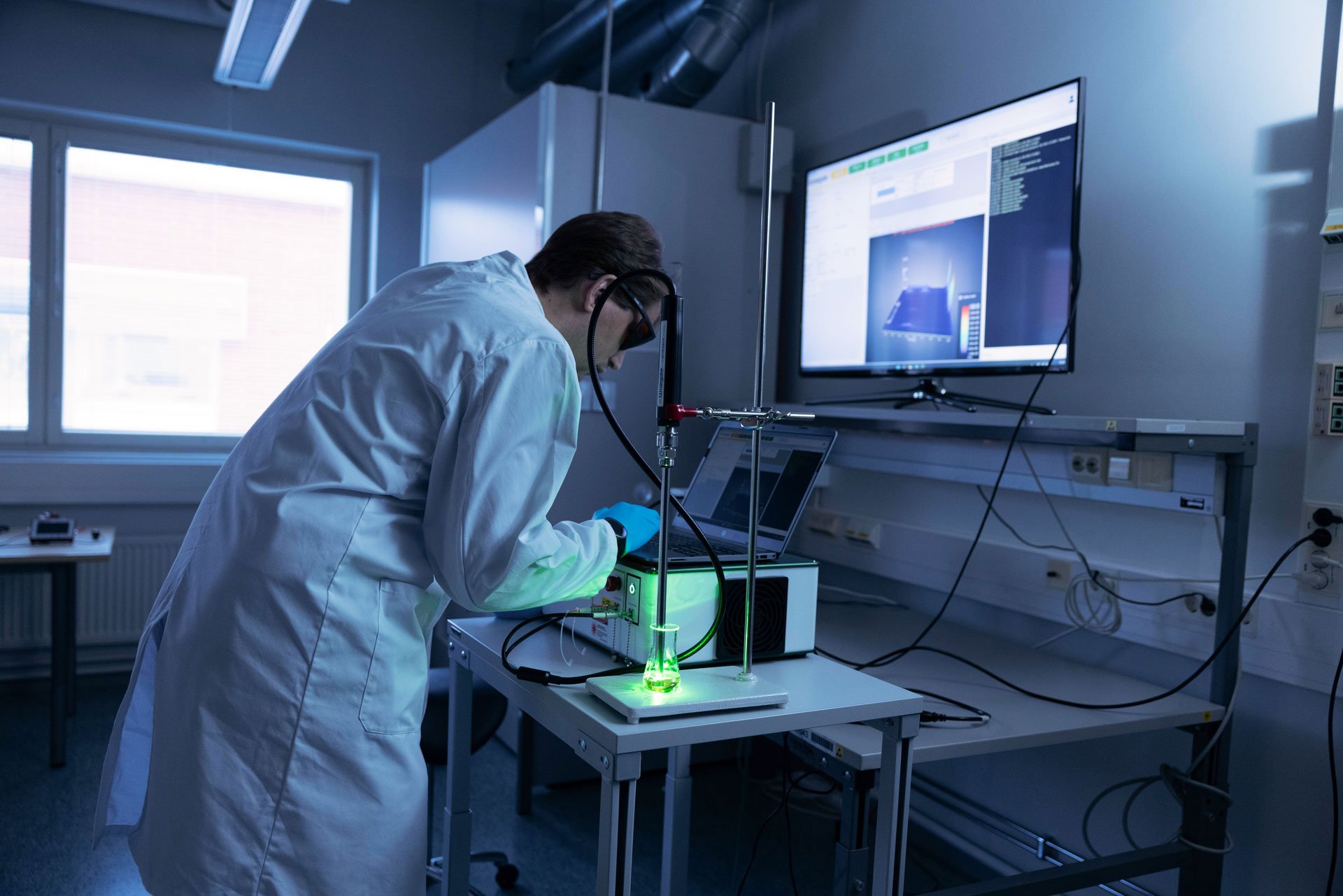 scientist-in-laboratory-measuring-with-raman-spectroscopy-laser