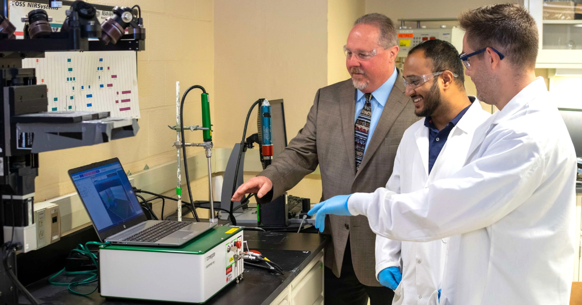 Carl-Anderson-and-his-team-members-using-picoramanm3-spectrometer