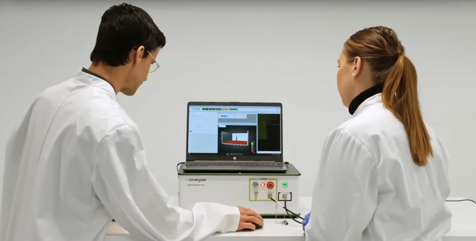 two-scientists-measuring-with-picoramanm3-spectrometer