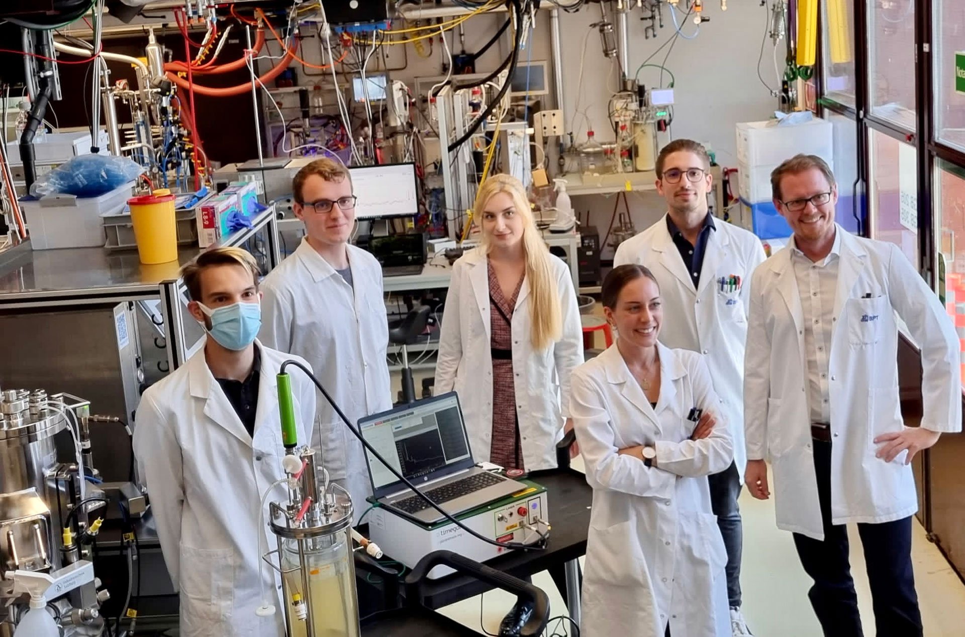 zhaw-team-pictured-with-picoramanm3-spectrometer