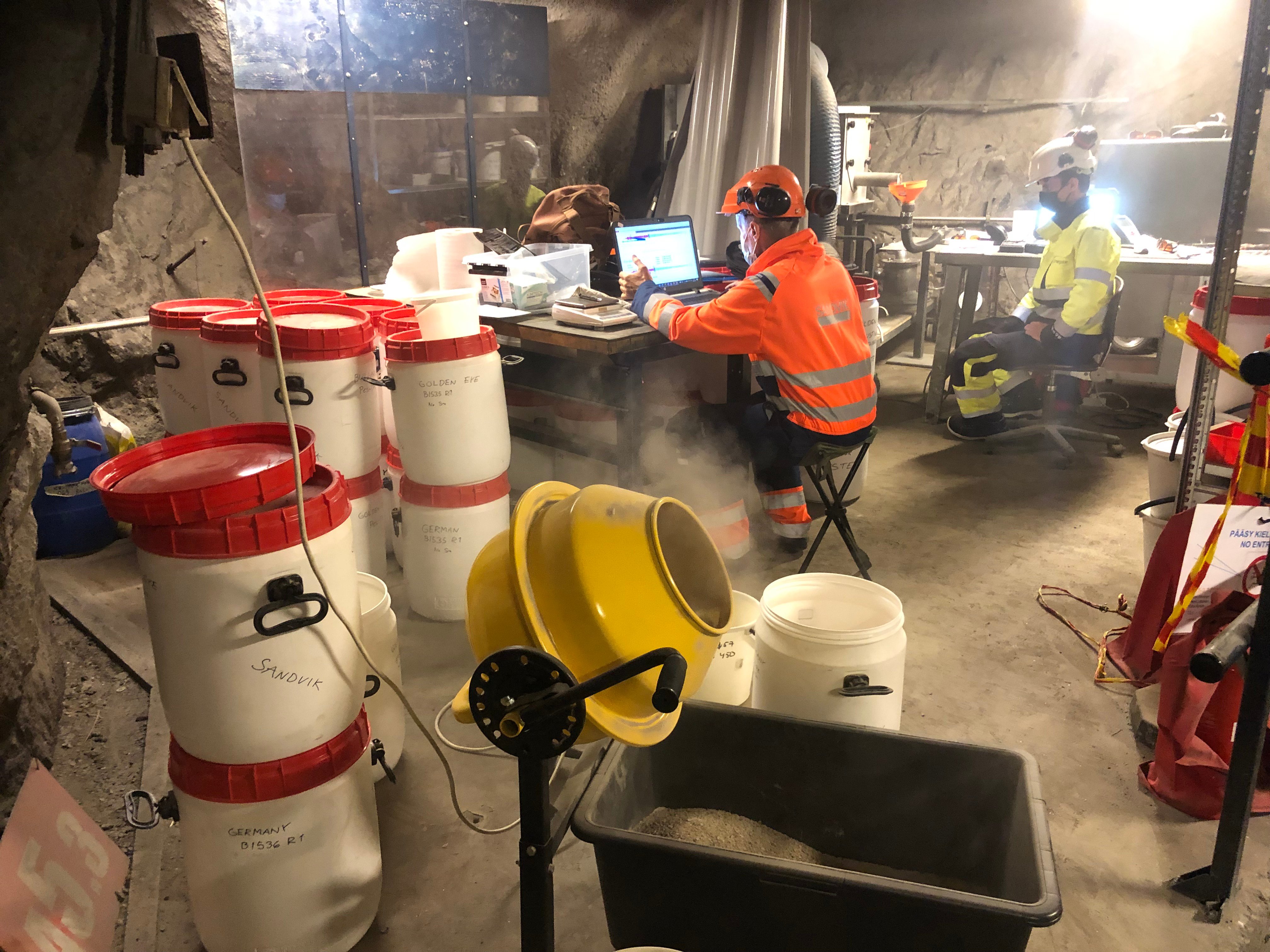 Sample buckets from six field sites. Measuring mineralogy of high-speed drill cuttings by using Timegated Raman spectroscopy.