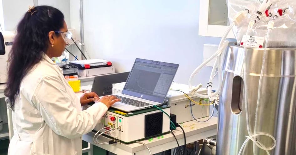 Scientist-monitoring-upstream-process-with-timegated-tools