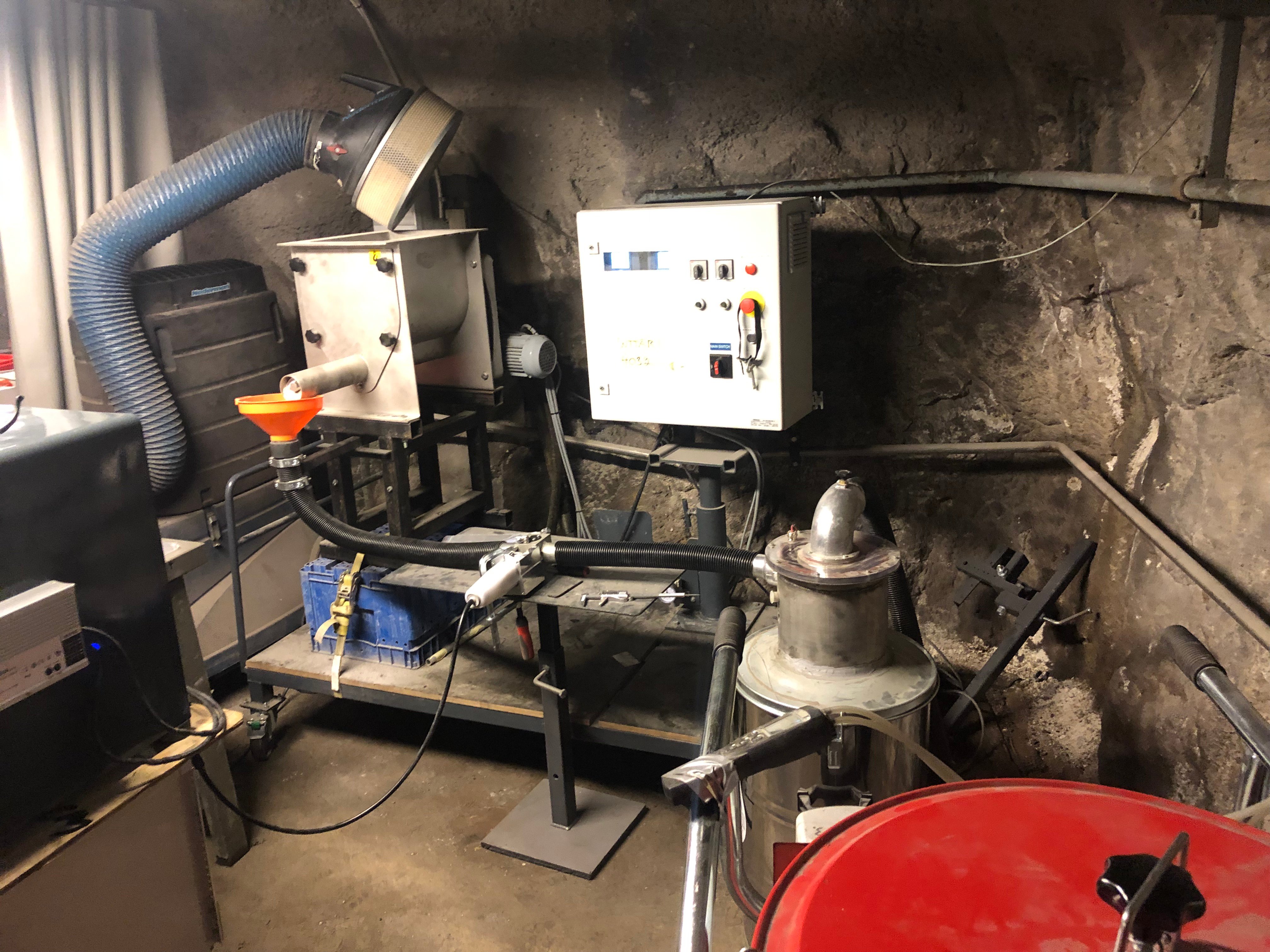 Measurement probe attached to the suction hose. Measuring mineralogy of high-speed drill cuttings by using Timegated Raman spectroscopy.