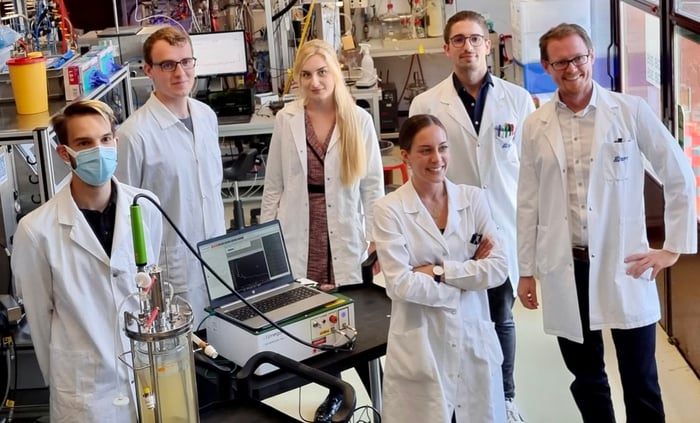 ZHAW team using timegated spectrometer