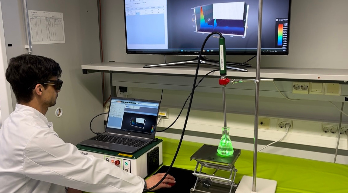 Timegate's Application Specialist measuring a sample's composition with time-gated Raman.