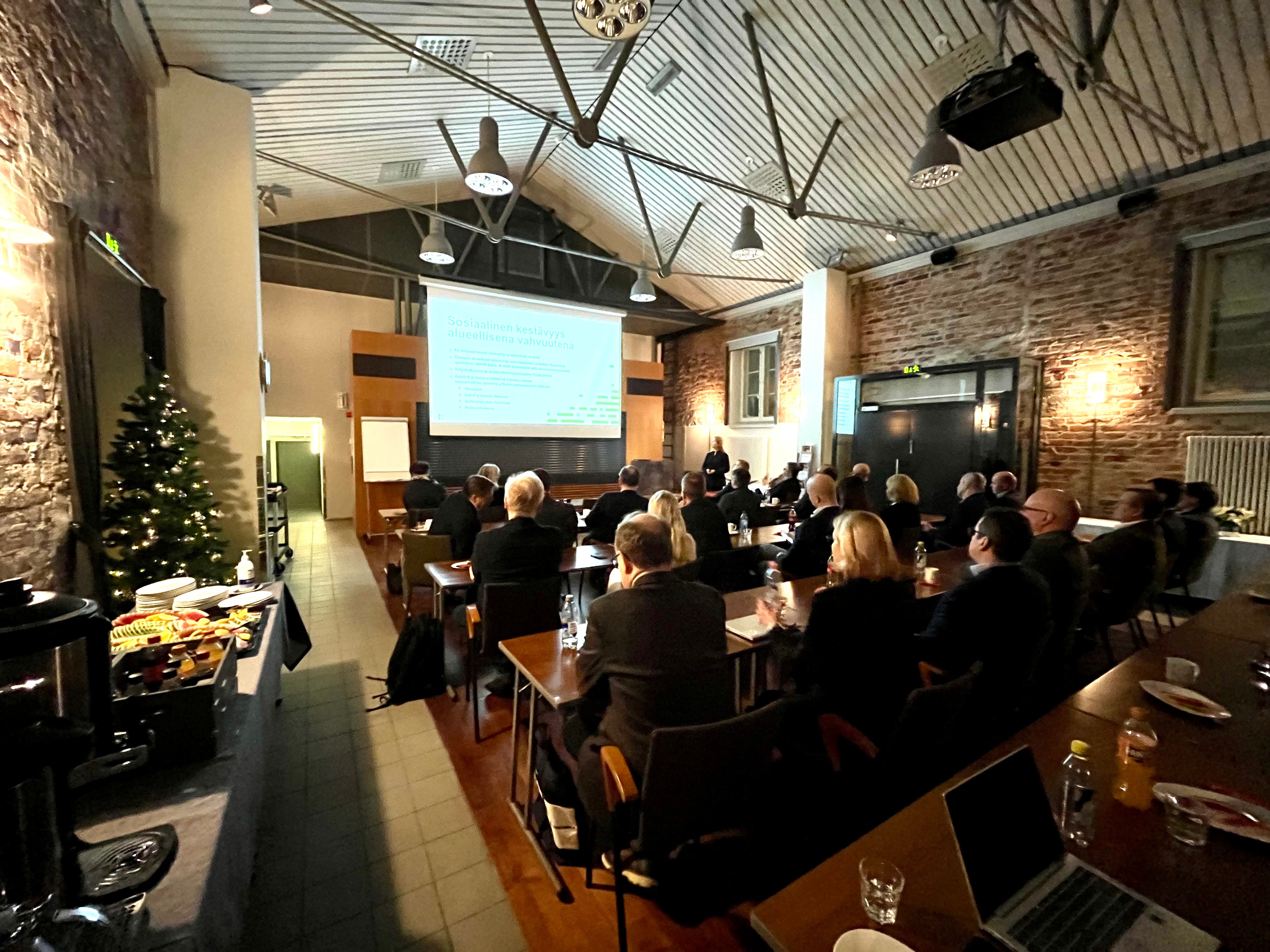 full-room-of-people-paricipating-to-event